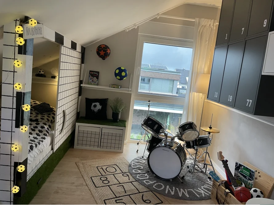 Kinderzimmer mit Fußball-Bett und Schlagzeug