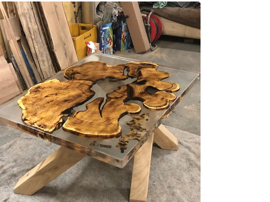 Tisch aus Holz und Epoxidharz