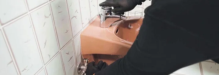 Person montiert Bidet an Wand.