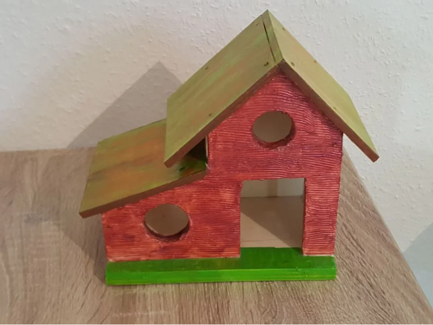 Holz-Vogelhaus rot und grün