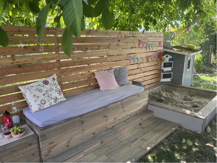 Gartenbank mit Sandkasten
