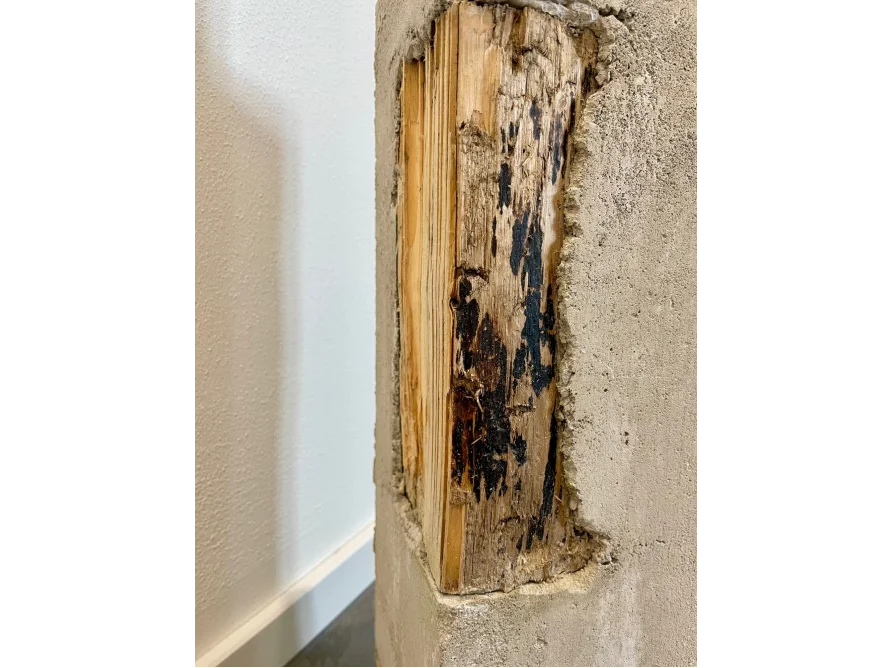 Holzpfosten in Betonwand