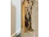 Holzpfosten in Betonwand