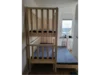 Ein Hochbett aus hellem Holz mit zwei übereinanderliegenden Liegeflächen