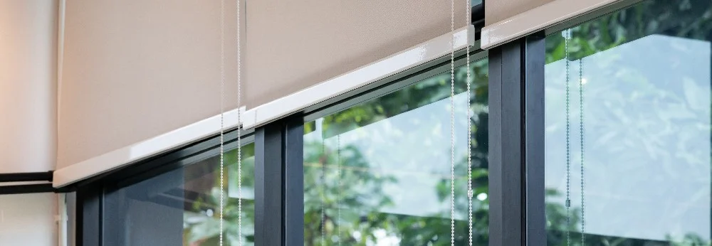 Fenster mit halb hochgezogenem Rollo