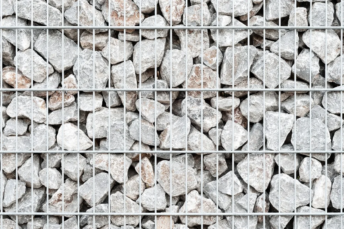 Gabionenwand aus grauen Steinen