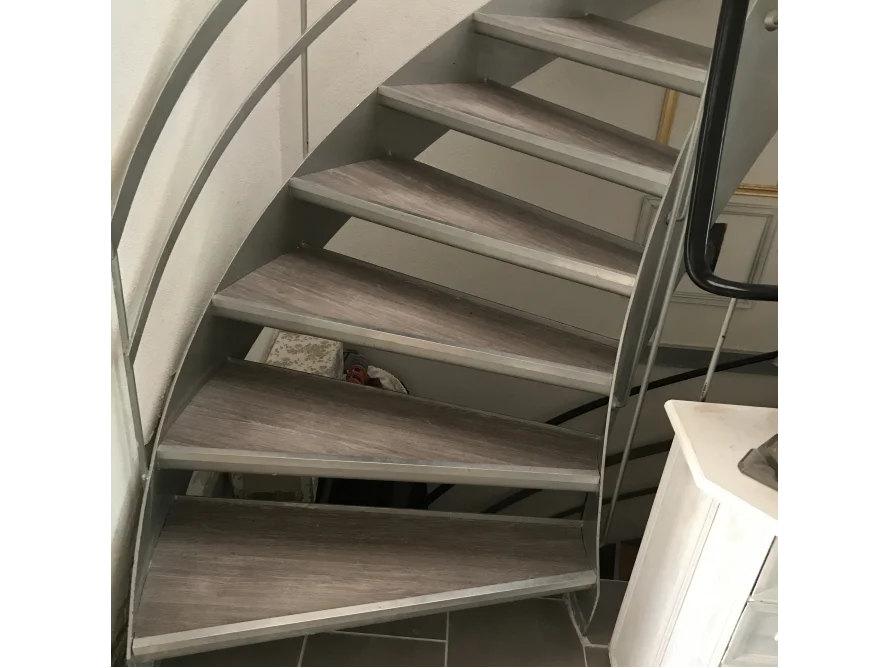 Gewendelte Holztreppe mit Metallgeländer