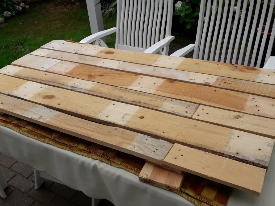 Holzpalette auf einem Tisch
