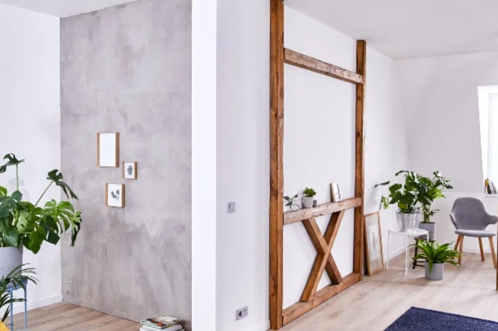 Ein heller Wohnraum mit einer Fake-Fachwerk-Befestigung an der Wand