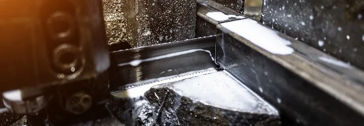 Metallsäge schneidet Metallstück