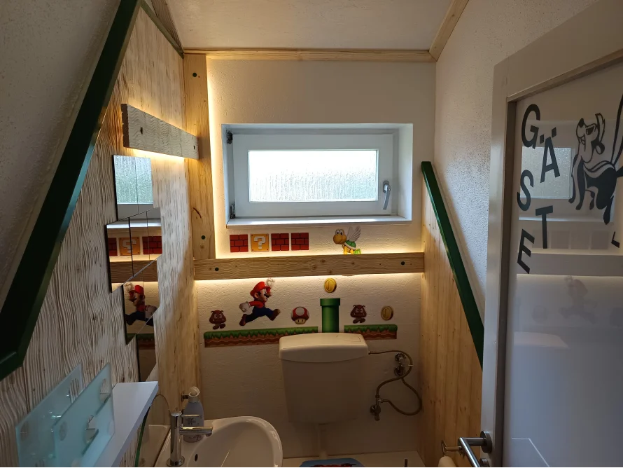 Badezimmer mit Super Mario Dekoration.