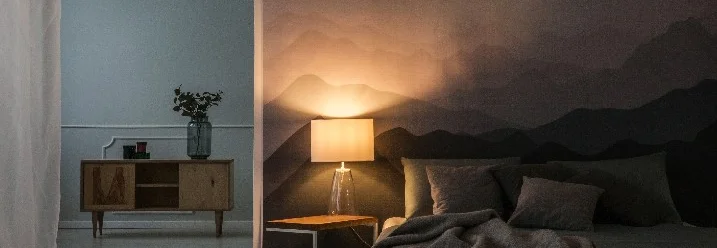 Gemütliches Schlafzimmer mit Bergpanorama-Tapete