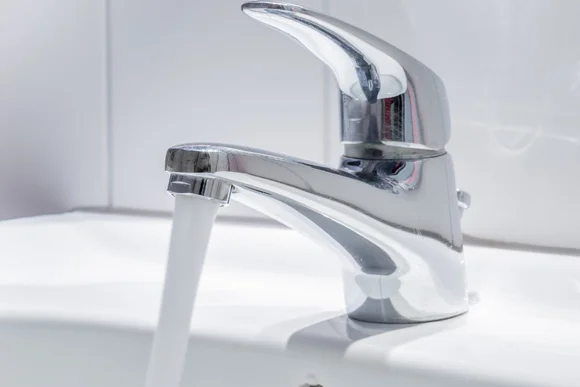 Fließendes Wasser aus Wasserhahn