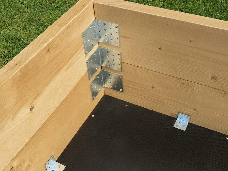 Ecke eines Holzhochbeets mit Metallwinkeln