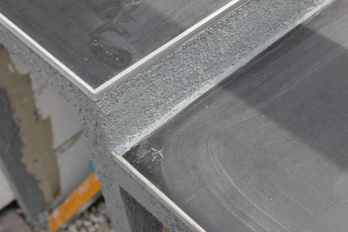 Dunkle Treppe mit Metallkante