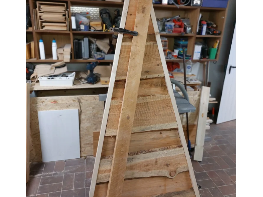 Holzrahmen in Dreiecksform mit Zwinge