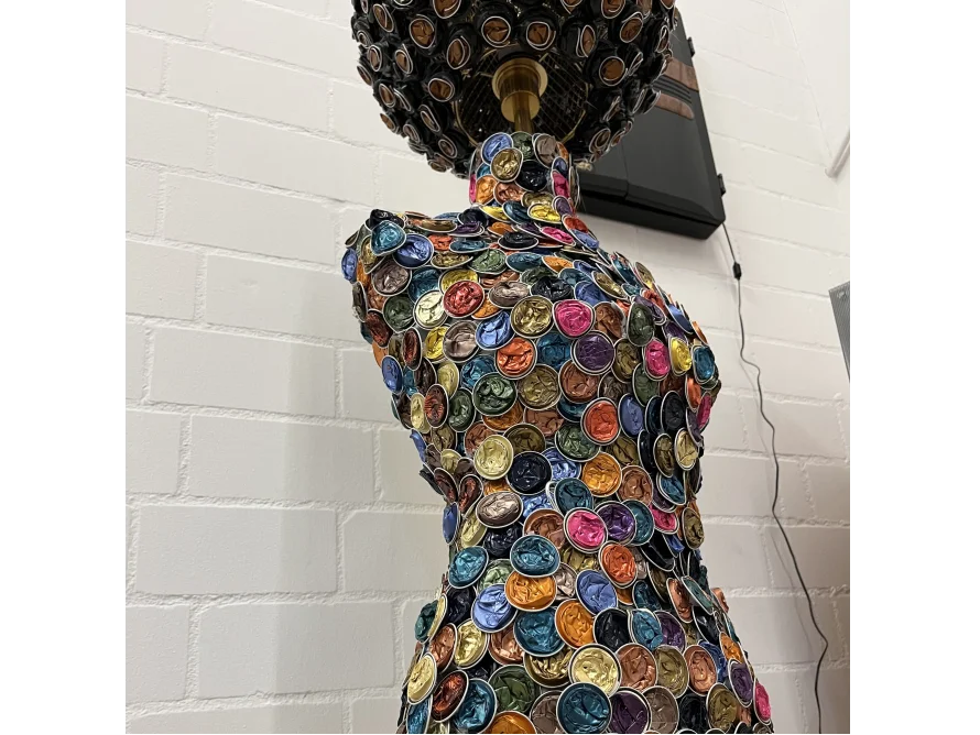 Skulptur aus bunten Kapseln