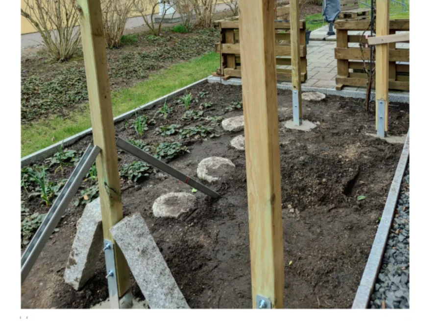 Holzgerüst für ein Gartenhaus im Bau