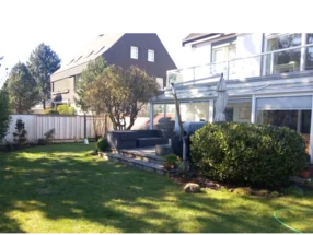 Garten mit Rasenfläche und Terrasse