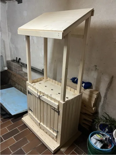 Ein selbstgebauter Spielzeugstand aus Holz.