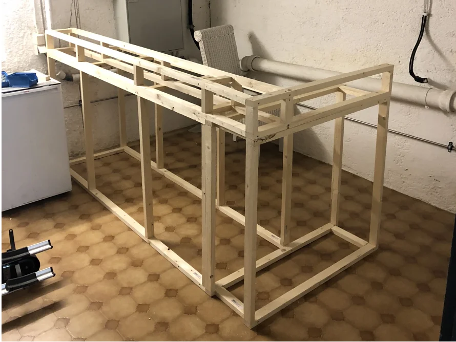 Holzrahmen einer Bar