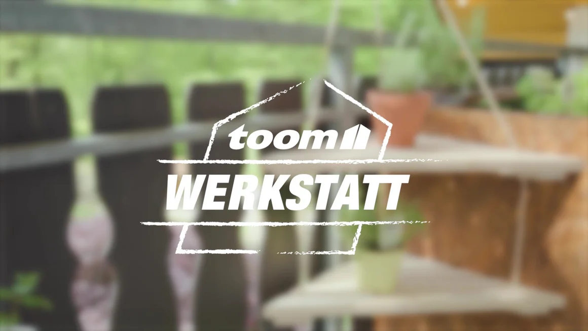 toom Werkstatt Logo mit unscharfem Balkon im Hintergrund
