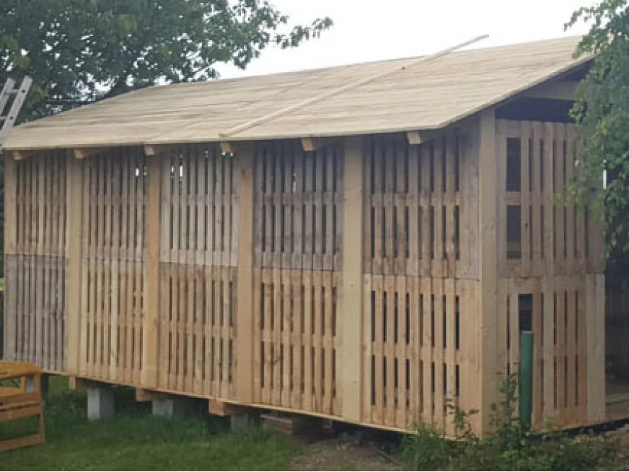 Gartenhaus aus Holz im Bau
