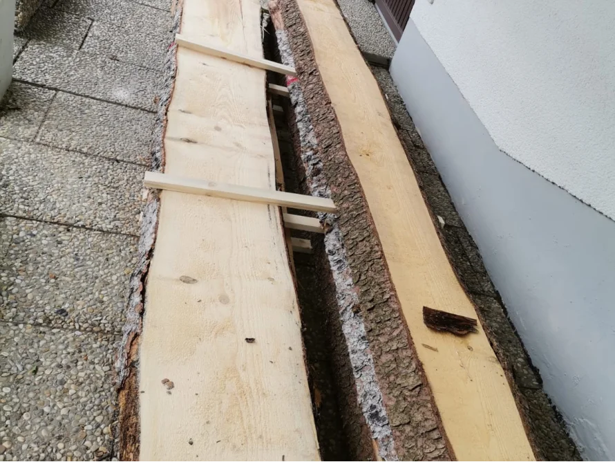Zwei zugeschnittene Holzbretter