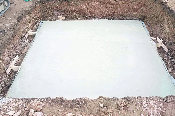 Frisch gegossene Betonplatte