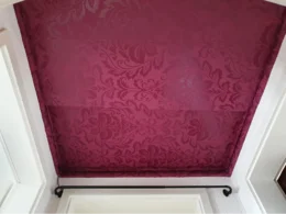 Dunkelrote gemusterte Decke
