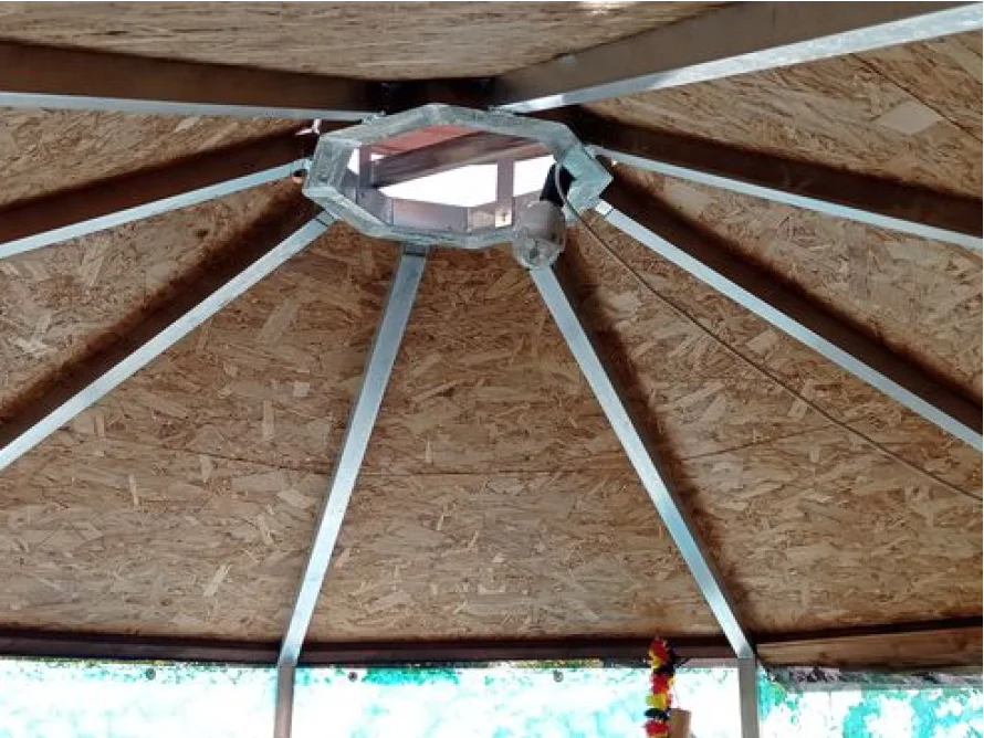 Holzverkleidung eines Gartenhausdachs