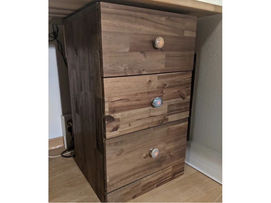 Braune Holzkommode mit drei Schubladen