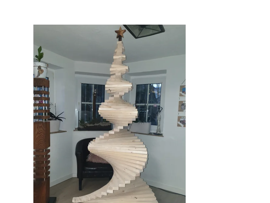 Moderner Weihnachtsbaum aus Holz