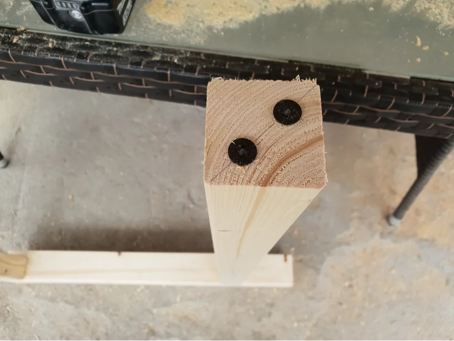 Holzbalken mit Schrauben