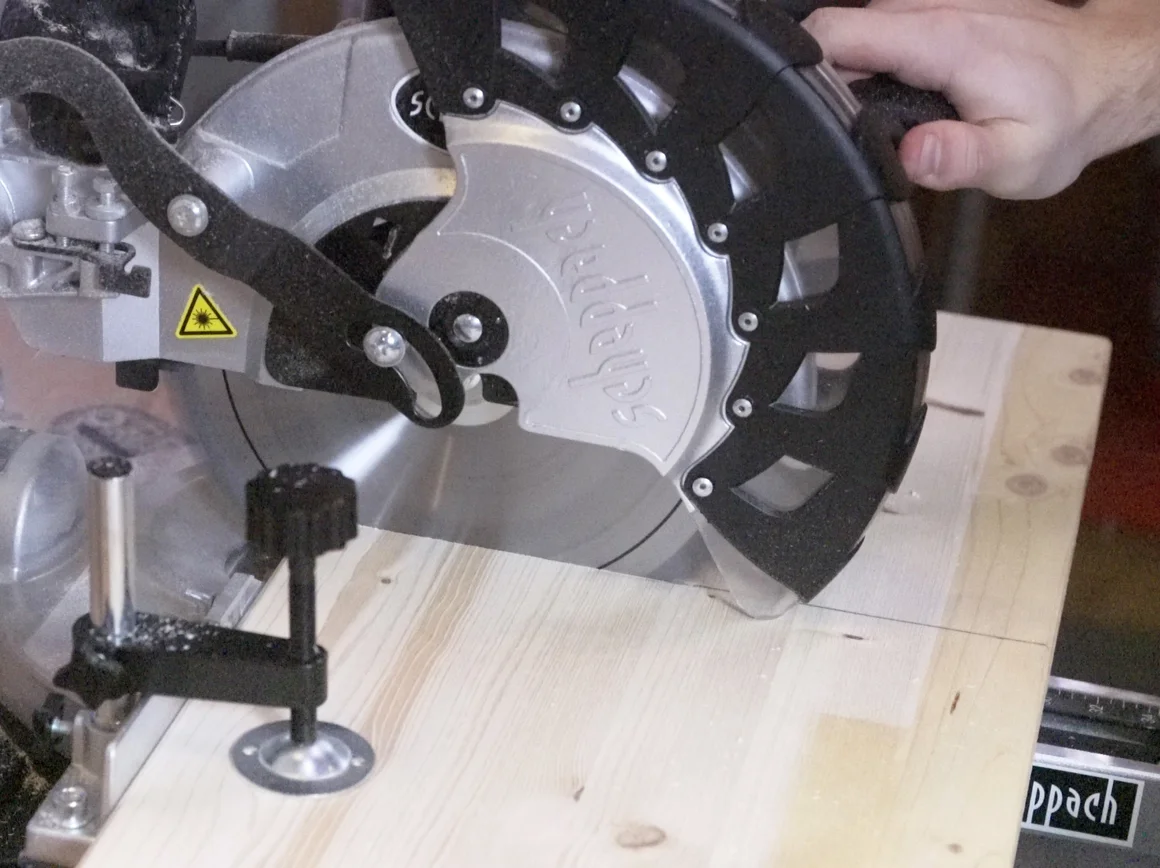 Person sägt Holz mit Kappsäge
