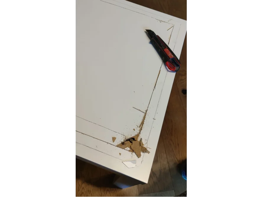 Beschädigte Tischplatte mit Cuttermesser