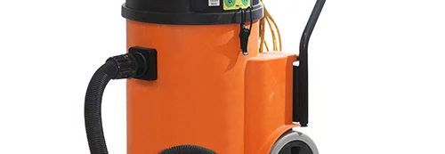 Oranger Industriesauger mit Schlauch