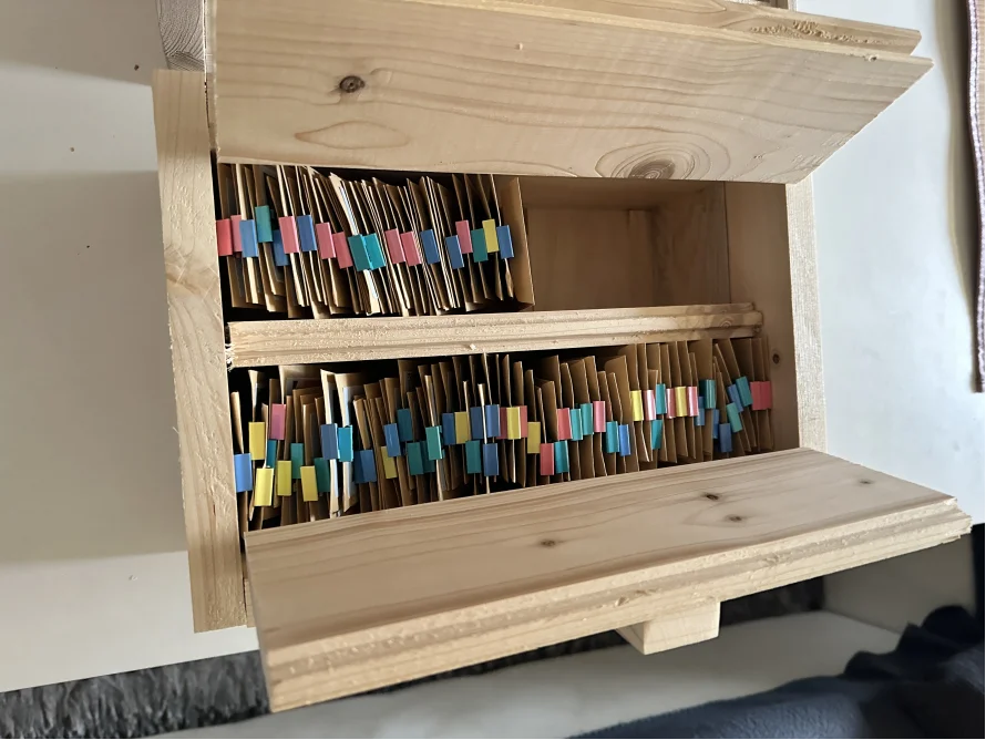 Eine Holzkiste mit Samentüten