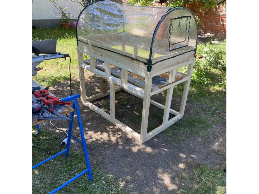 Holzgerüst eines Gartenhauses mit Folie