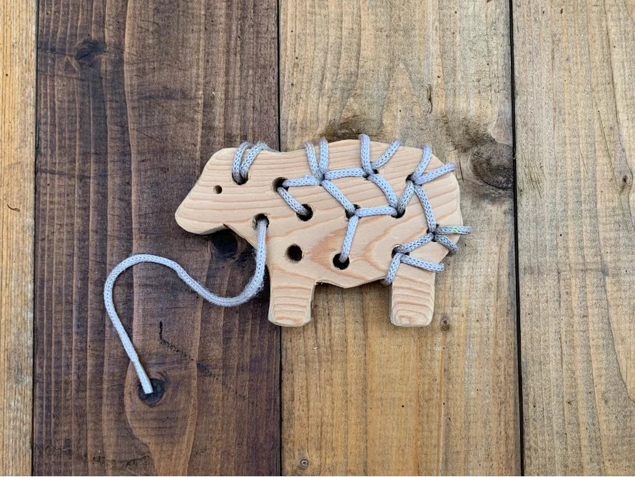 Holzspielzeug Bär zum Schnüren