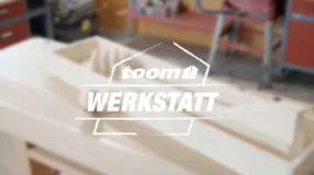 Unscharfer Hintergrund einer Werkstatt. Logo der toom Werkstatt