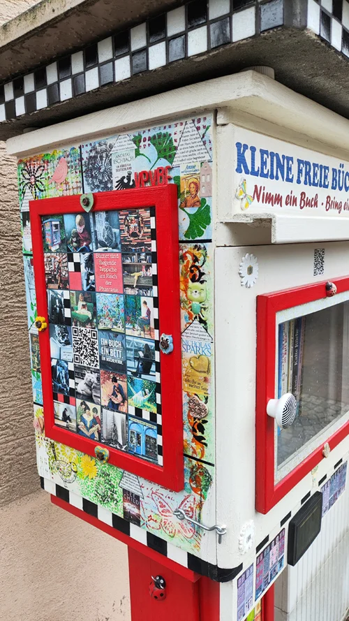 Ein bunt verzierter, öffentlicher Bücherschrank.