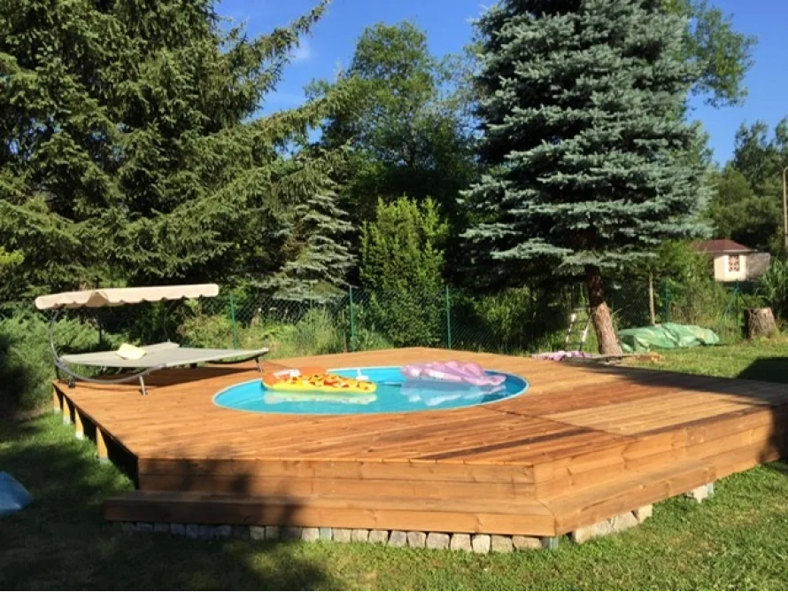 Aufstellpool auf Holzterrasse