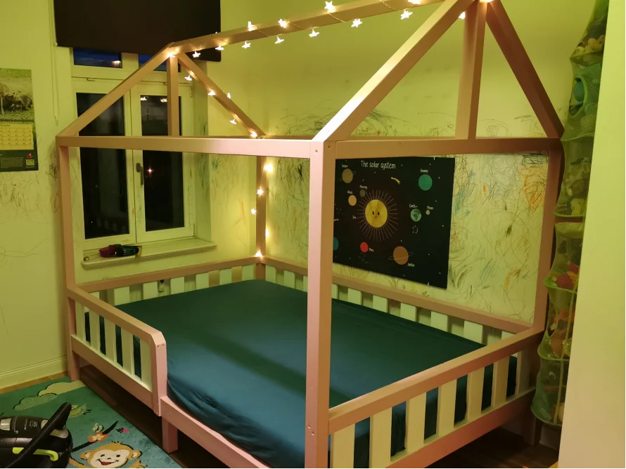 Kinderbett in Hausform