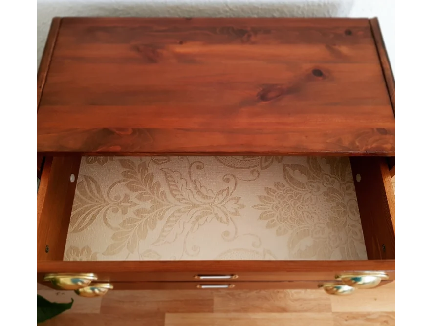 Offene Holzkommode mit Schublade