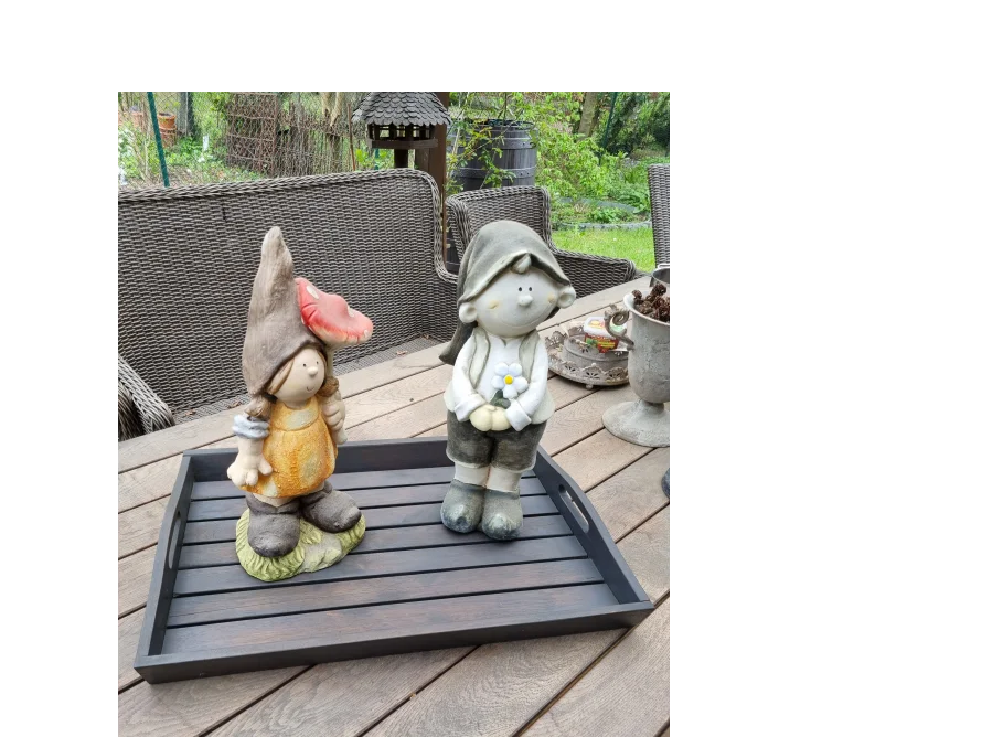 Zwei Gartenzwerge auf einem Tablett