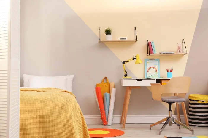 Gemütliches Jugendzimmer mit Schreibtisch