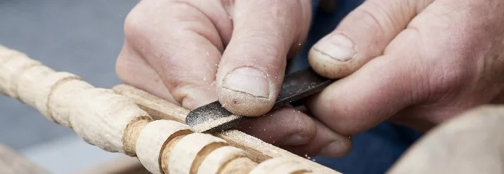 Hände bearbeiten Holz mit Hilfe einer Drechselbank