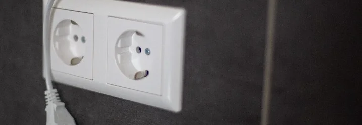 Doppelte Steckdose mit Stecker