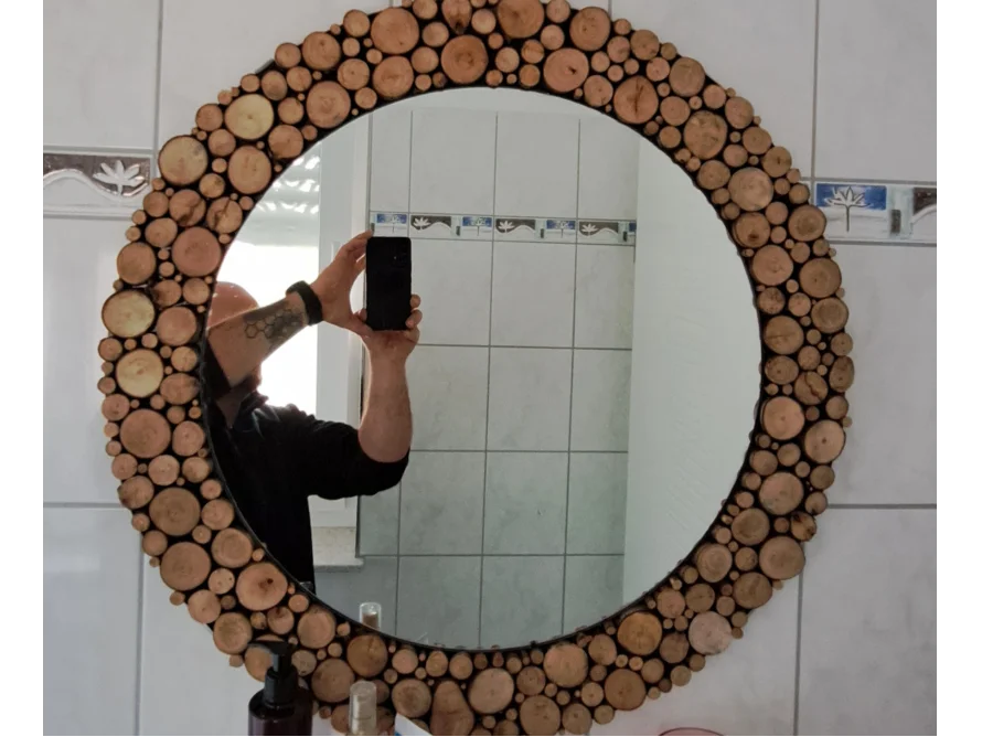 Runder Spiegel mit Holzrahmen